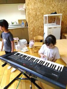 恵庭の学童保育アフターキッズかしわの楽器体験写真2025年夏休み2